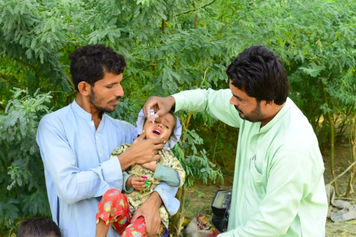 معمولی اجرت پر ویکسین مہم چلانے والی مچھ یوسی، بلوچستان کی واحد شادی شدہ خاتون ہیلتھ ورکر 