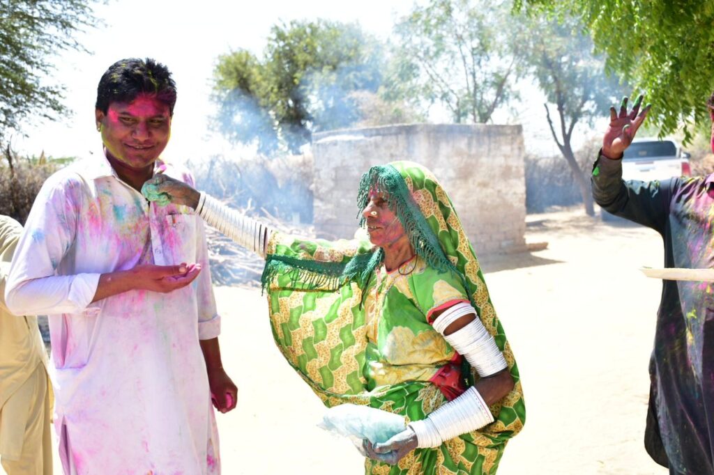 ہولی کا تہوار: ہندو بھائیوں کا مندر میں مسلمان بھائیوں کے لئے افطار کا اہتمام 