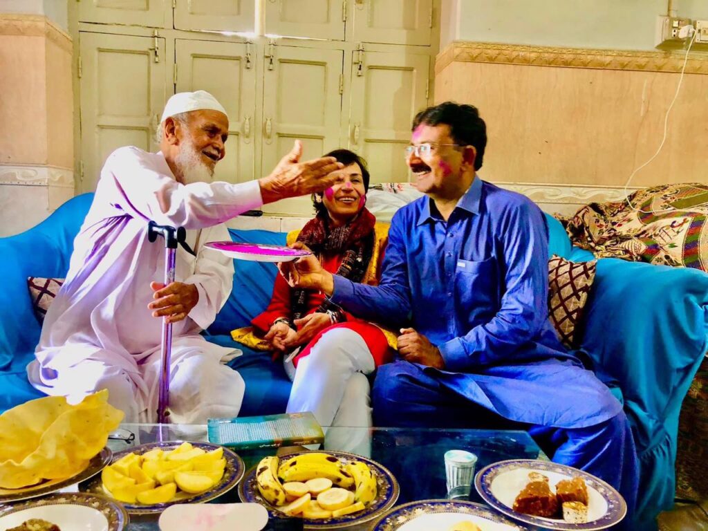 ہولی کا تہوار: ہندو بھائیوں کا مندر میں مسلمان بھائیوں کے لئے افطار کا اہتمام 