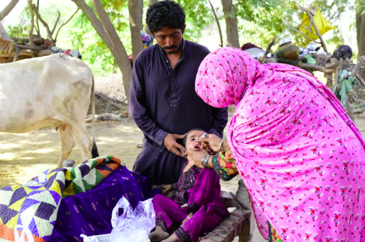 معمولی اجرت پر ویکسین مہم چلانے والی مچھ یوسی، بلوچستان کی واحد شادی شدہ خاتون ہیلتھ ورکر 