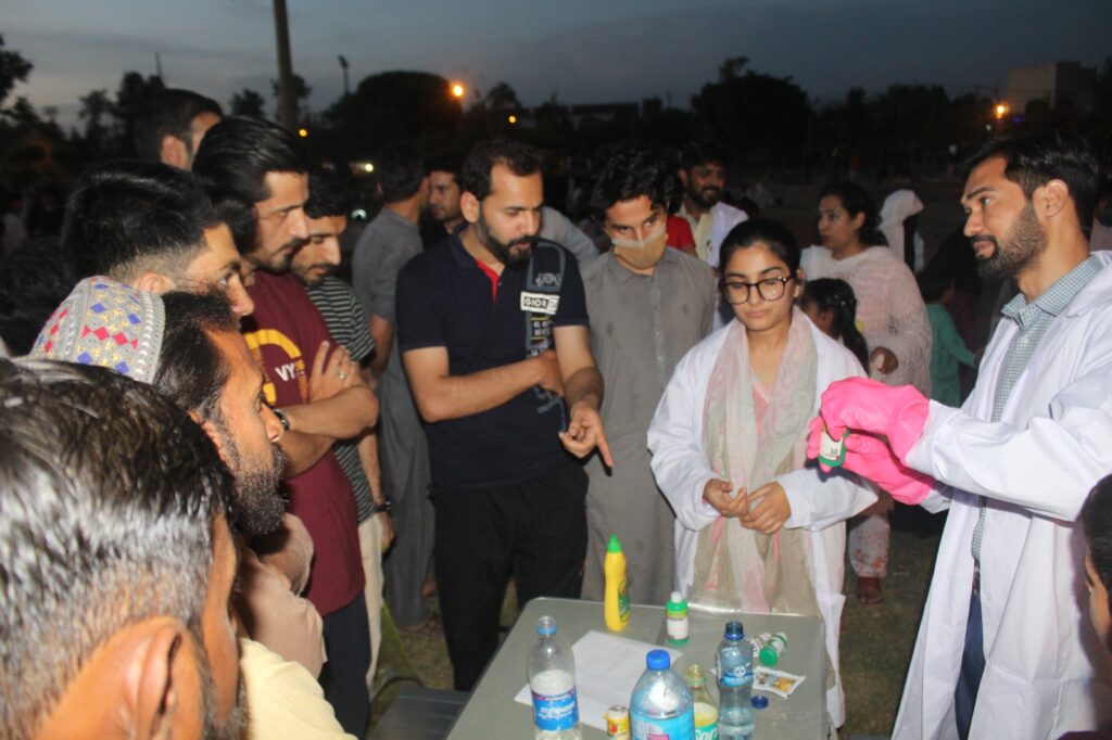 دوربین کے ذریعے چاند کیوں صاف نظر آتا ہے؟