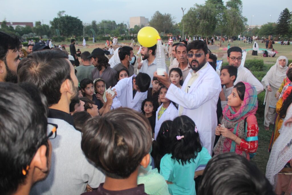 دوربین کے ذریعے چاند کیوں صاف نظر آتا ہے؟