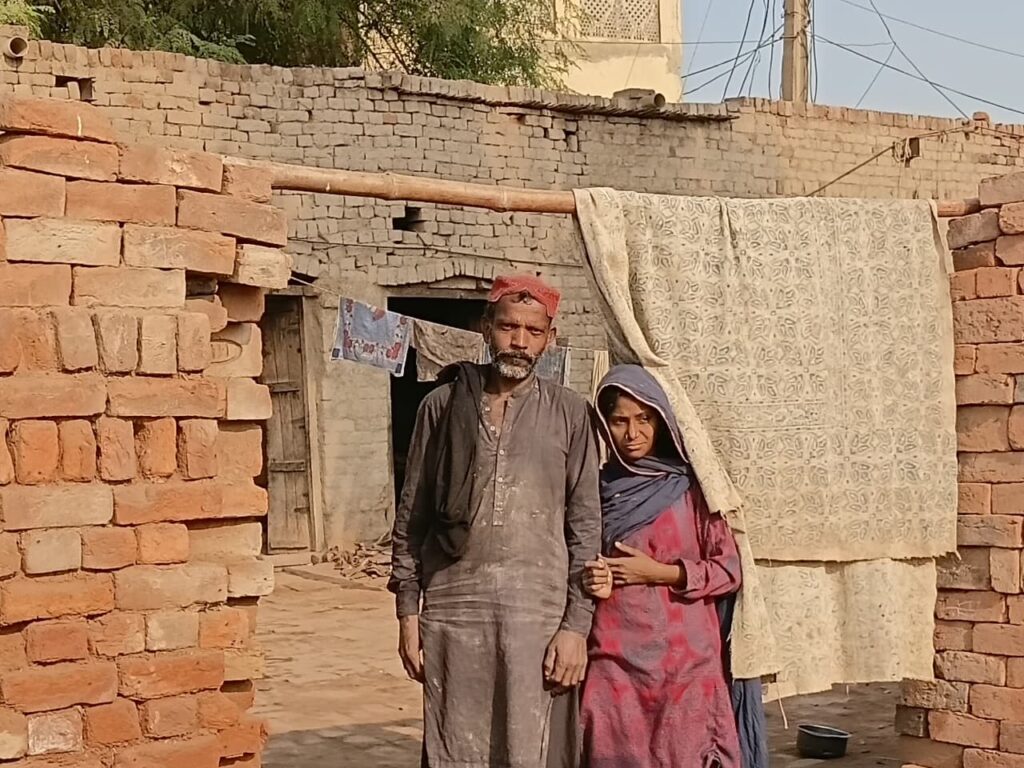 بھٹوں کی سرخ مٹی میں جلتا ہوا بچپن: نادرہ اور گُڈو کی کہانیاں