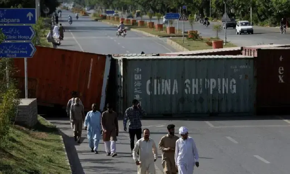 رکاوٹیں ہٹانے کا عمل شروع، اسلام آباد میں ٹریفک معمول پر آنے لگی
